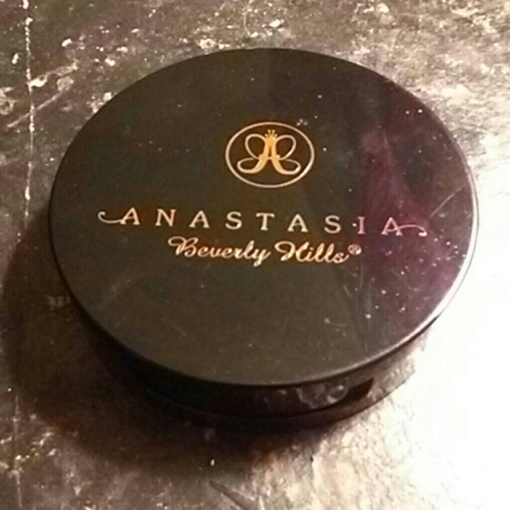 Anastasia Beverly hills Riviera illuminator